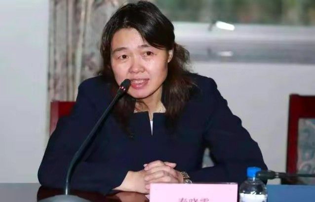 现在她老公去世了，那自己岂不是就更没有什么阻碍了吗？于是，谢文儒立刻在群里回话道：哎，我老婆也早就去世了，看来我跟美晴是同命相怜啊......有好事的老同学，听到他这句话，立刻在群里说：哎呀，那你跟美晴，这可不就是天造地设的一对儿吗？其他几个拿了他红包的老同学也都纷纷附和起来。